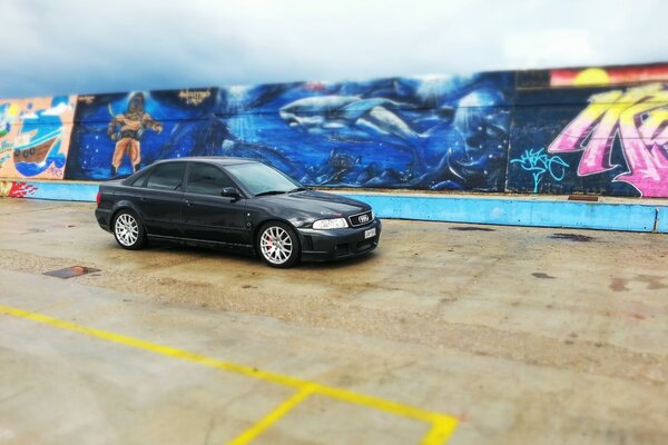 Noir Audi au mur peint gryphiti