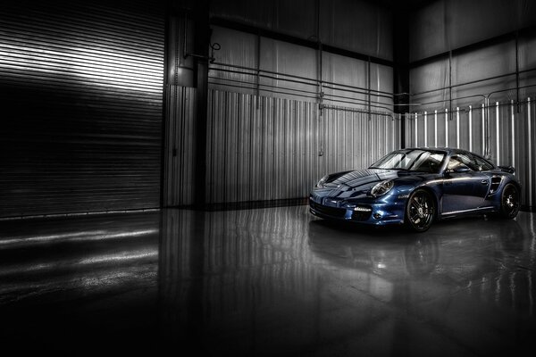 Porsche gt3 sfumata in garage