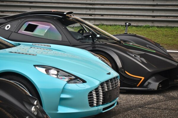 Wyścig samochodów aston martin one-77