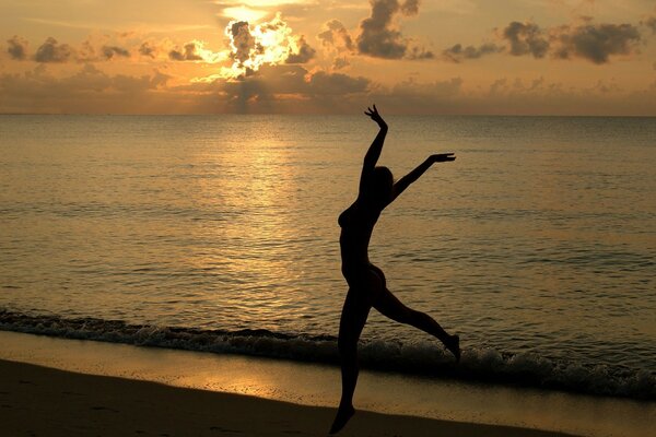 Silhouette d une jeune fille au coucher du soleil