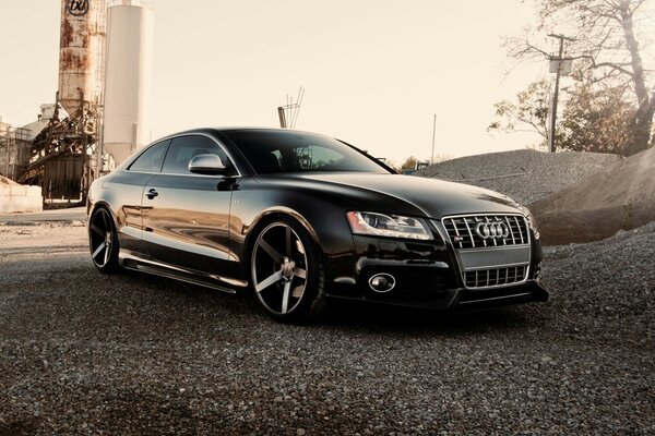 Deportivo negro Audi en la carretera