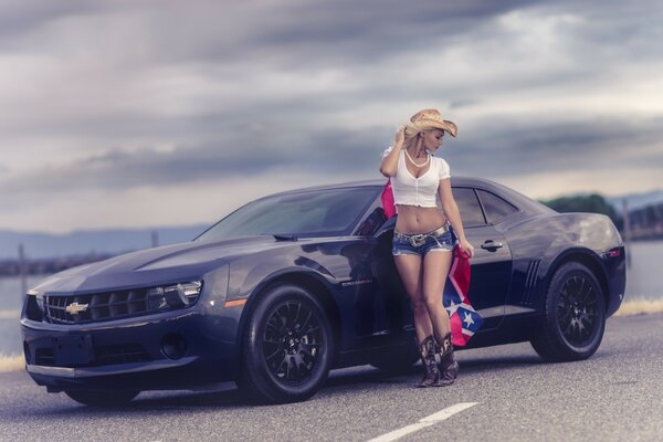 Negro Mustang y rubia en botas