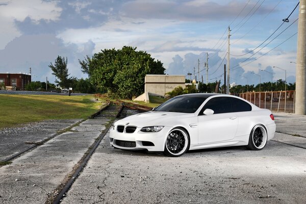 Coche blanco de BMW en el camino