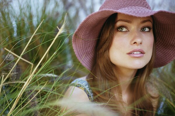 Olivia dans un chapeau sur un fond d herbe