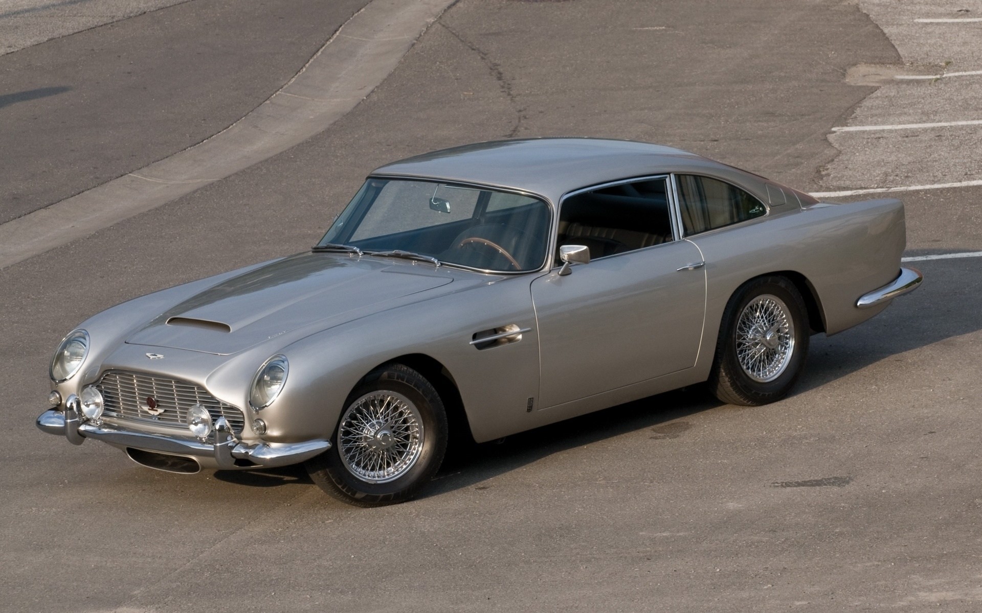 szary samochód db5 aston martin droga