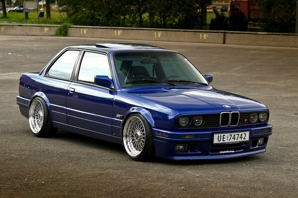 Classico BMW blu nel parcheggio