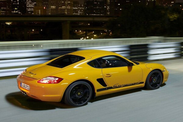 Porsche Cayman corre por la pista nocturna