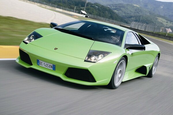 Grüner Lamborghini Murcielago auf der Strecke