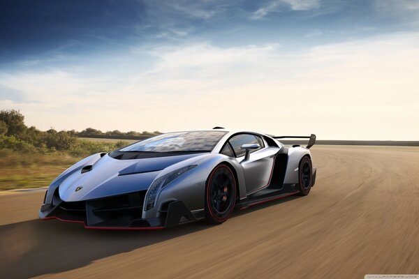 Coche Lamborghini veneno 2013 en la carretera