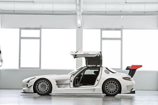 Auto mercedez benz gt3 con porta aperta