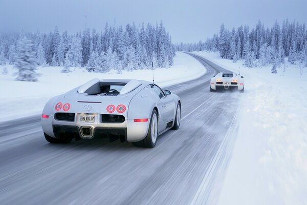 Los coches Bugatti veyron circulan por la carretera en invierno