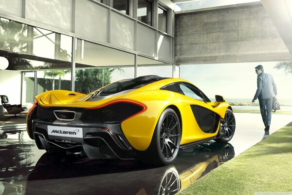 La McLaren del 2014 è di colore giallo