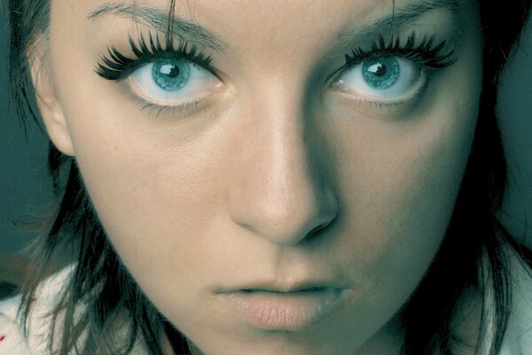 Retrato de una niña con ojos expresivos de color azul