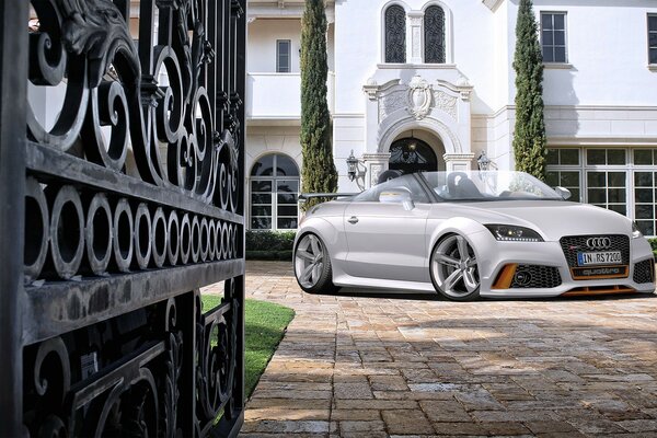 Voiture audi tt 5 génération debout à la maison