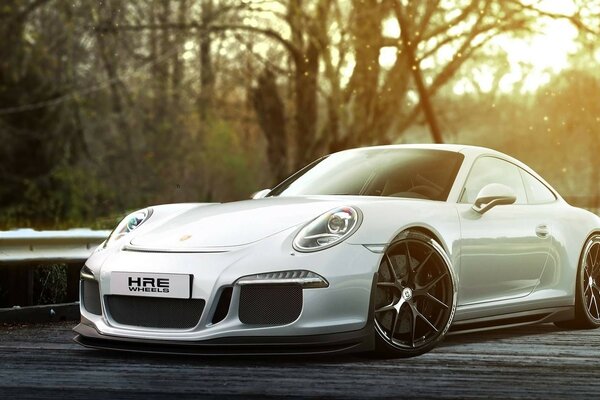 L auto Porsche 911 color argento si ferma