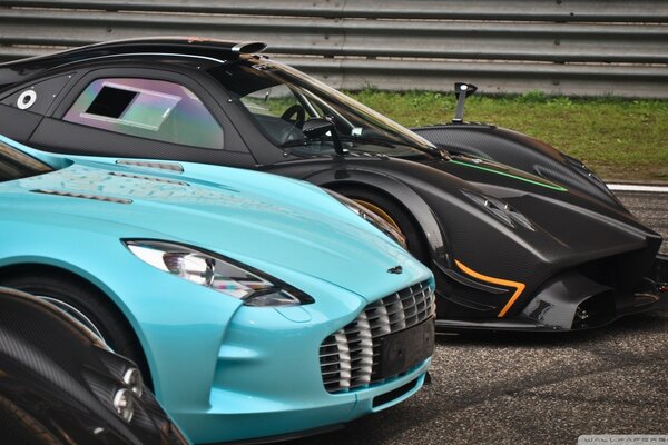 Voitures Aston Martin turquoise et noir
