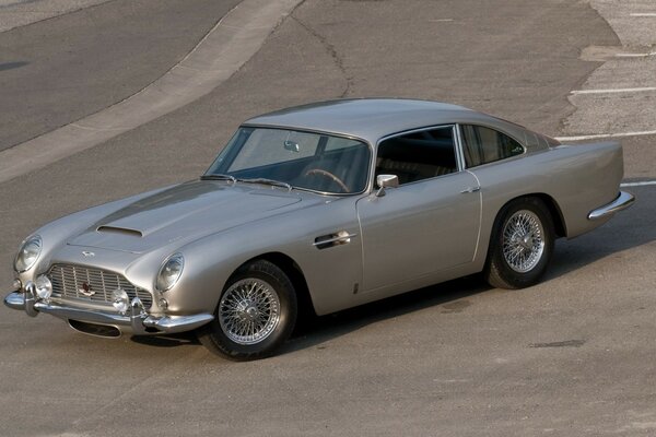 Coche gris aston Martin db5 sin conductor