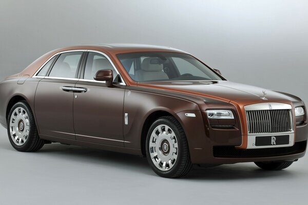 Rolls-royce 2013 sur fond gris