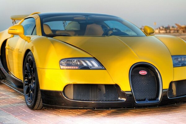 Voiture jaune avec phares rectangulaires