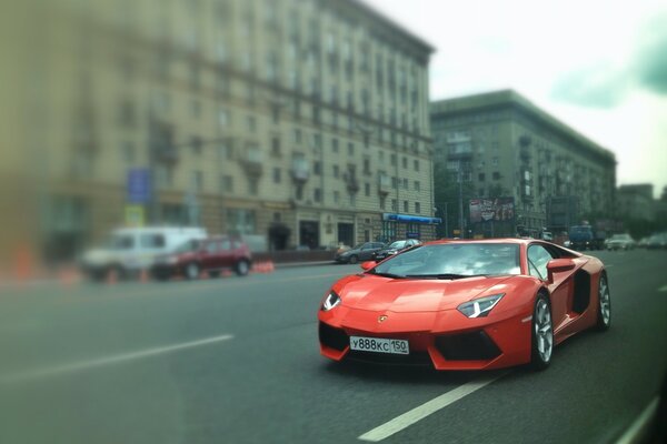 Superdeportivo Lamborghini Aventador en la carretera en Moscú