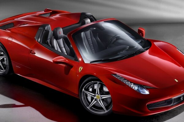 Ferrari rojo sobre fondo gris