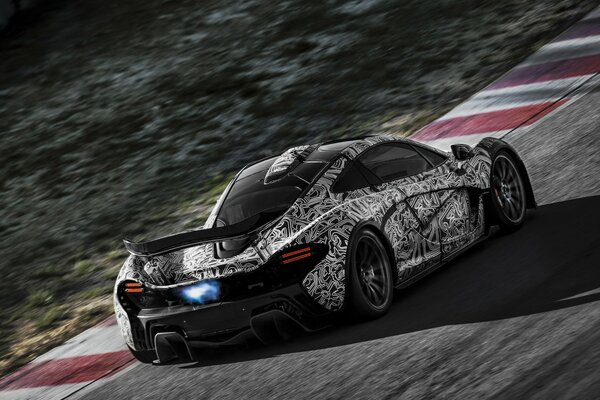 L auto di McLaren corre lungo la strada