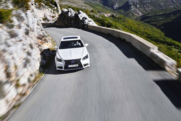 Lexus corre por una carretera de montaña