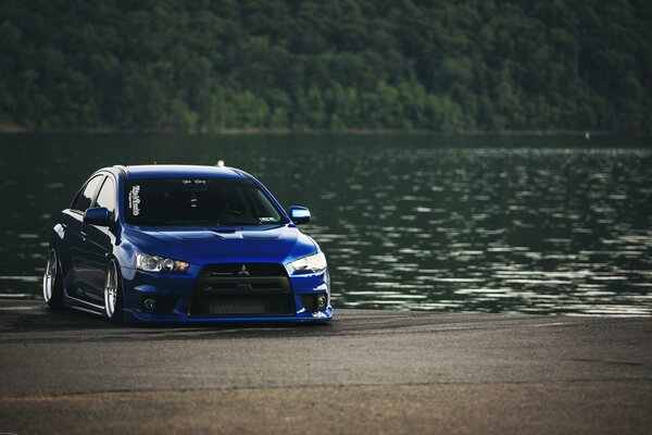 Blu Mitsubishi sul lago