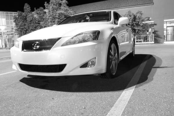 Voiture de sport blanche et ombre noire