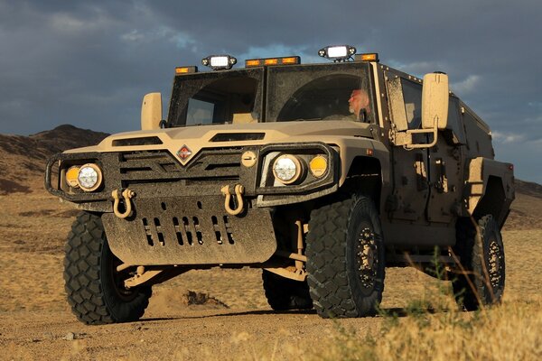 Vehículo militar gris en el desierto