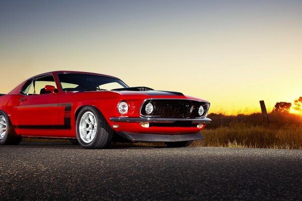 Суперкар красный mustang boss 302 гонит в закат