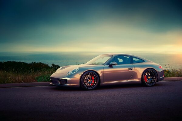 Porsche Carrera au coucher du soleil