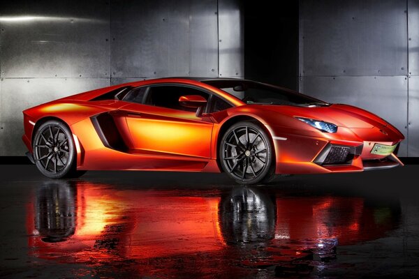 Auto lamborghini aventador con grandi ruote