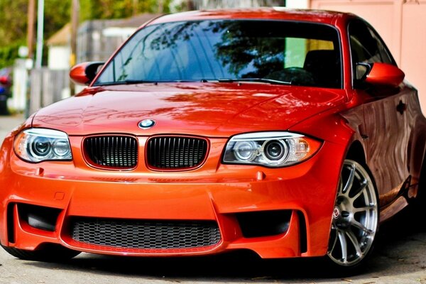 Красный купе-автомобиль BMW