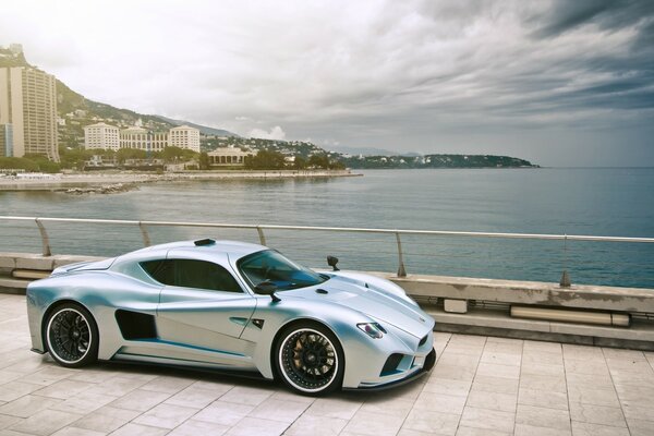 Belle voiture de sport sur le front de mer