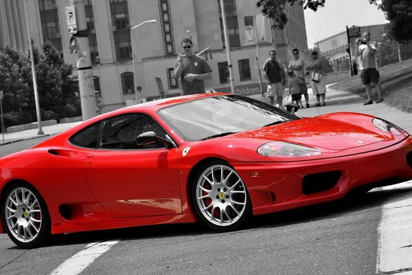 Coche rojo Ferrari sobre fondo blanco y negro