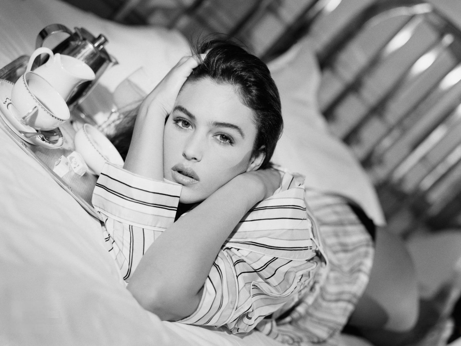 monica bellucci lit noir et blanc café tasses