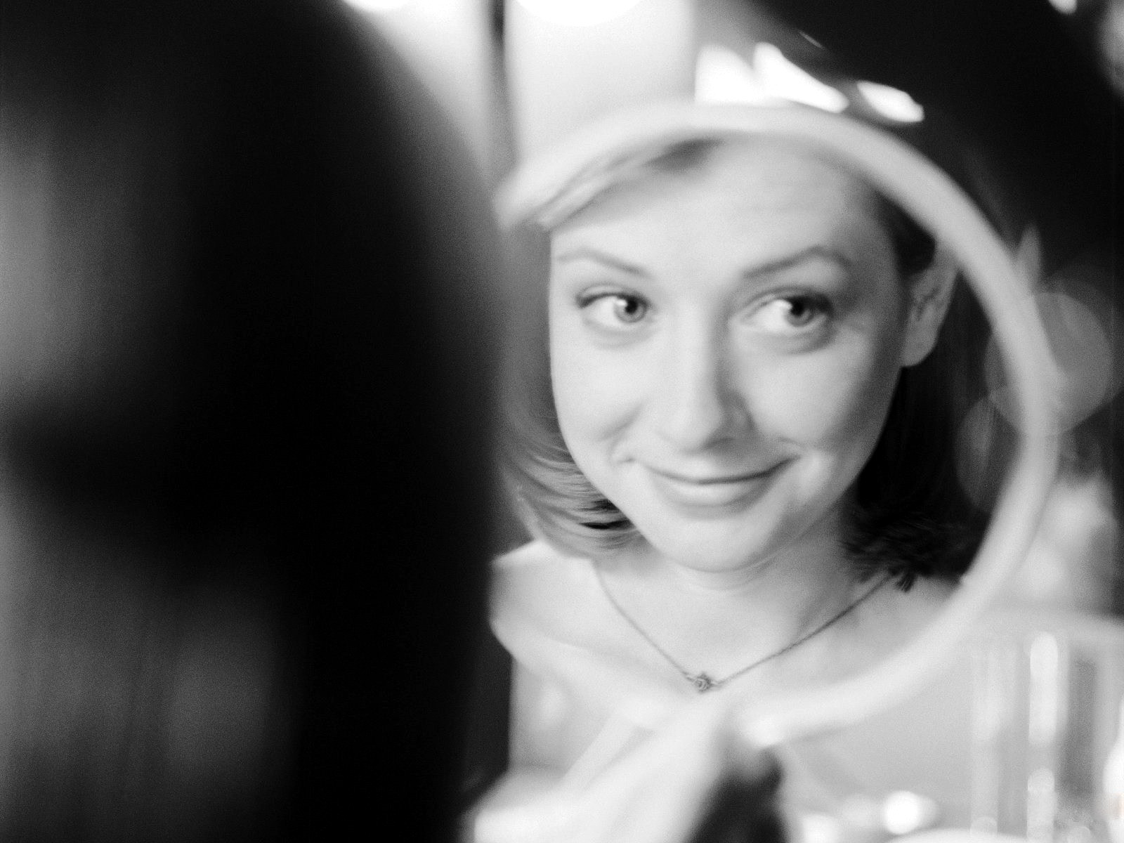 актриса элисон ханниган элисон хэннигэн отражение черно-белая зеркало улыбка
