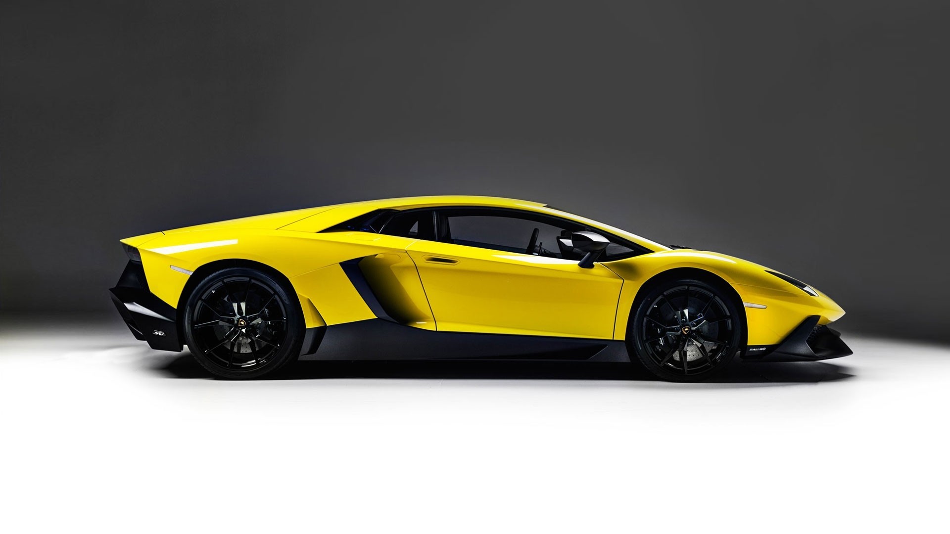 żółty samochód lamborghini aventador 2014