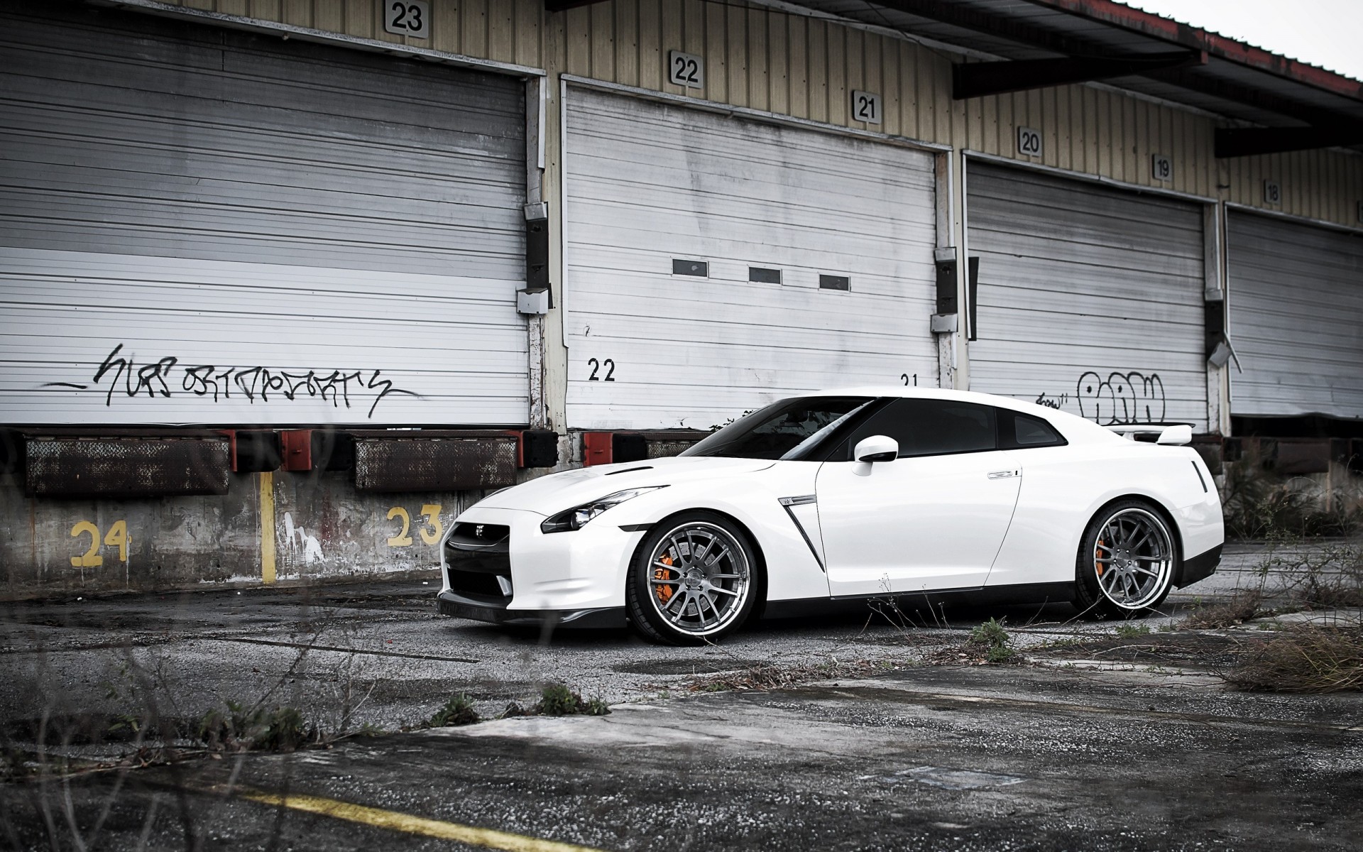 gt-r nissan bianco magazzino