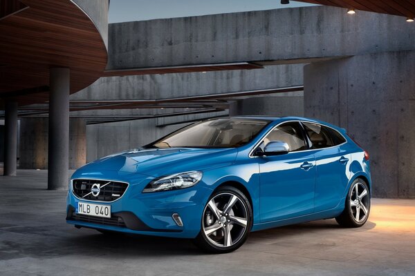 Coche azul de Volvo en el estacionamiento