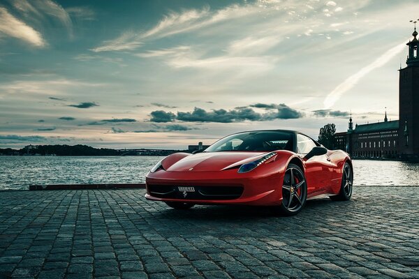 Ferari rojo en el paseo marítimo en Italia