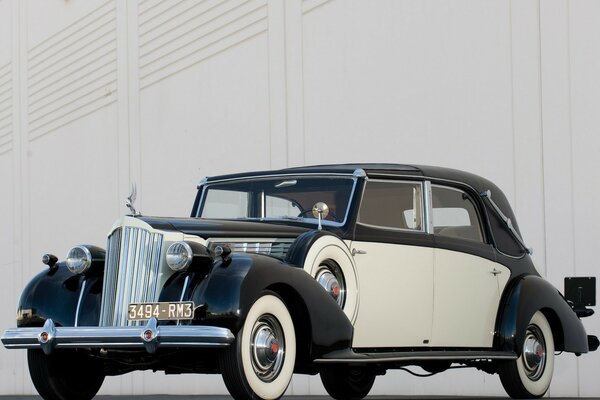 Hermoso coche Vintage con ruedas blancas