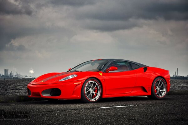 Jasny czerwony samochód Ferrari