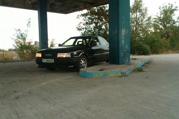 Sport-Audi an der Tankstelle, verlassene Tankstelle