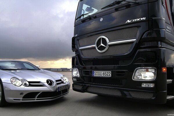 Voitures Mercedes sur le bureau. Camion m oegkovushka