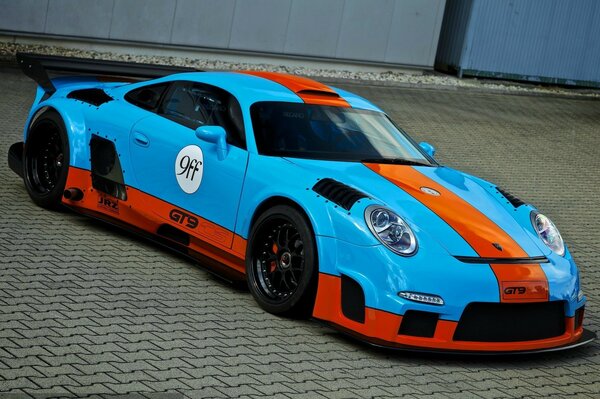 Sportlicher blauer Porsche in der Garage