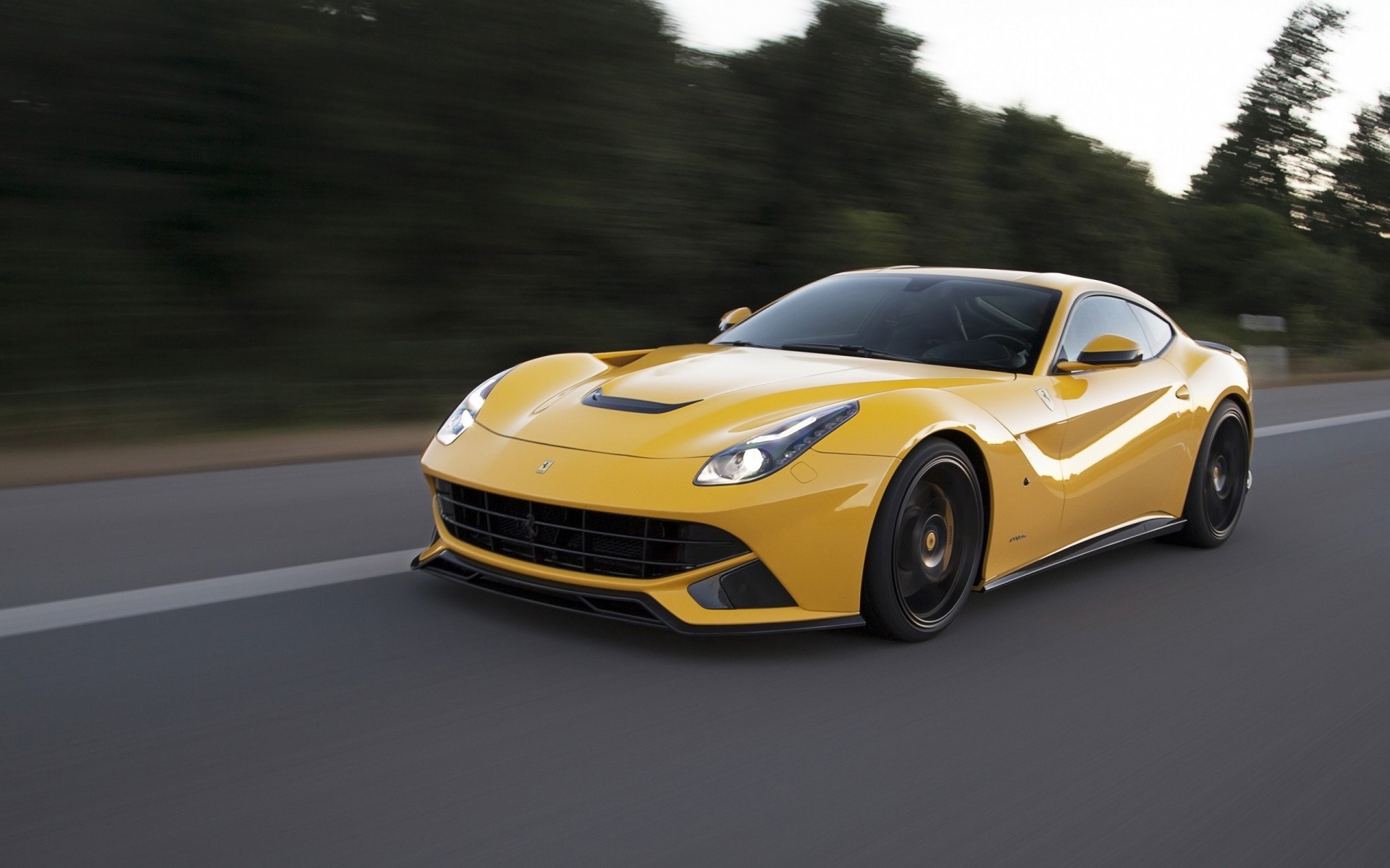 coche amarillo ferrari ruedas