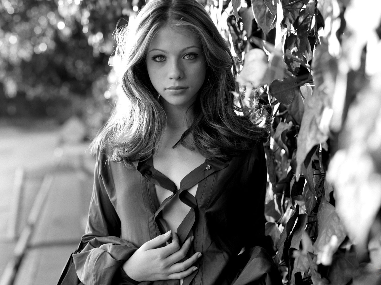 michelle trachtenberg actriz en blanco y negro