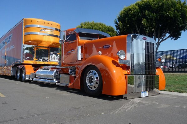 Pomarańczowa ciężarówka z niezwykłą kabiną